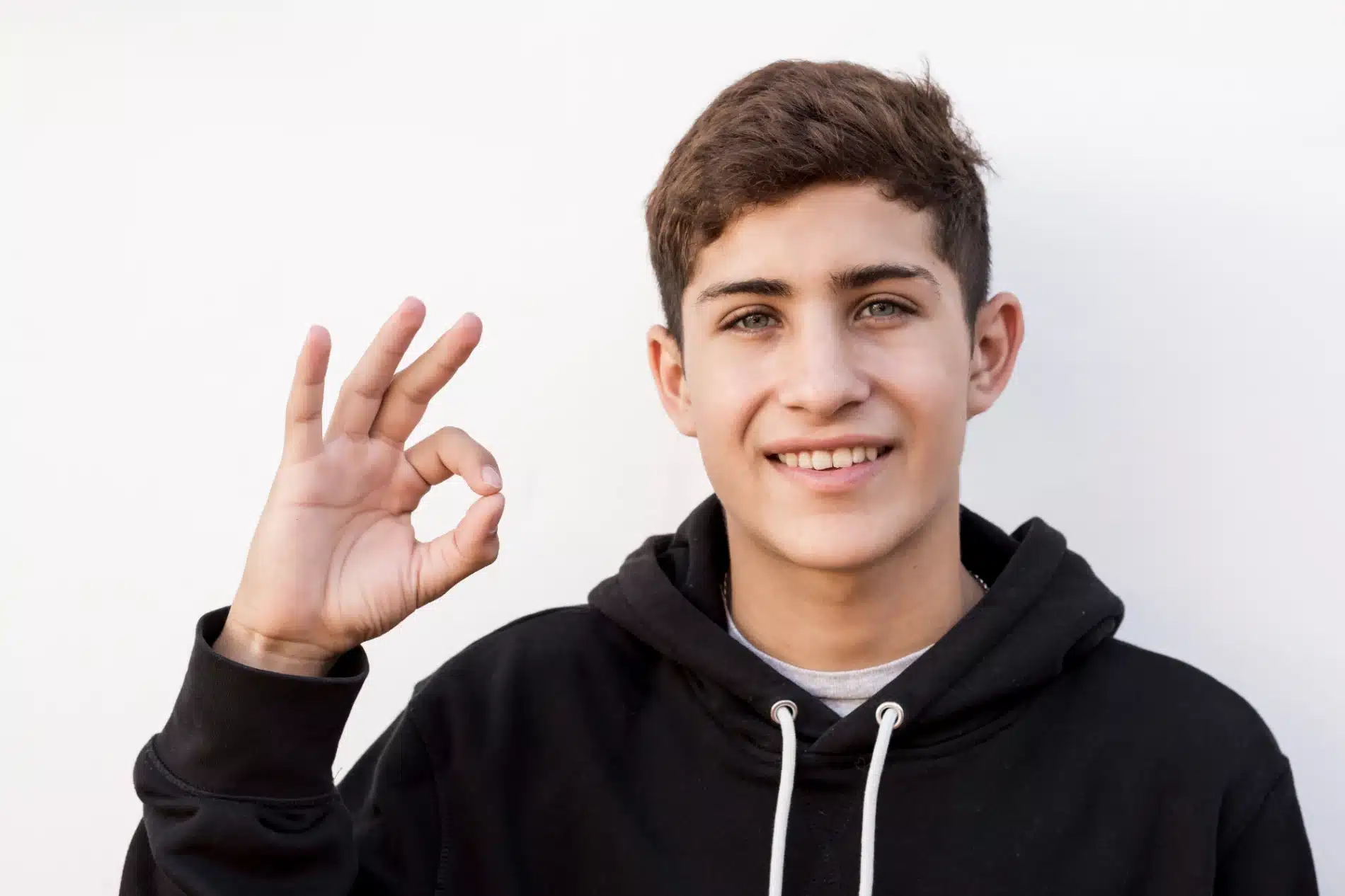 Adolescente haciendo ok