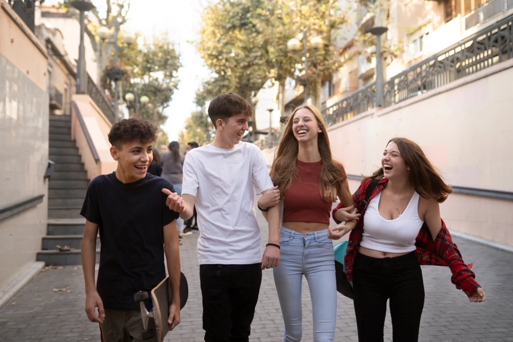 Adolescentes riendo - Habilidades sociales adolescentes