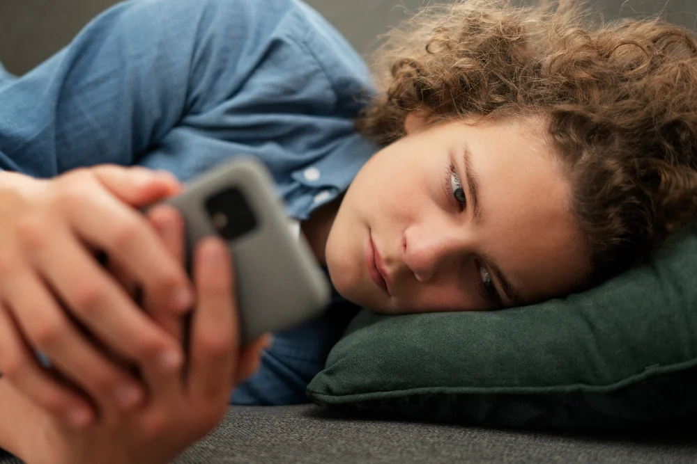 FOMO y Adicción al Móvil 1 Adolescente afectado por el FOMO